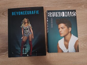 Dobrý den prodám mix knih viz fotografie (komplet 1400kč) - 2