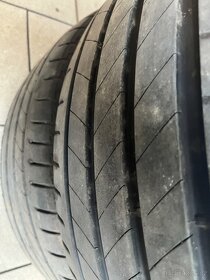 Pneu 255/40 R20 - 2