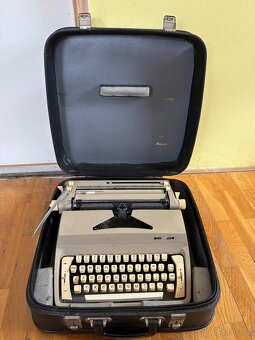 Psací stroj Consul v kufru - 2