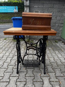 Starožitný šlapací stroj Frigga - 2