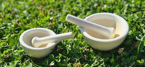 2 staré porcelánové hmoždíře s tloučky - 2