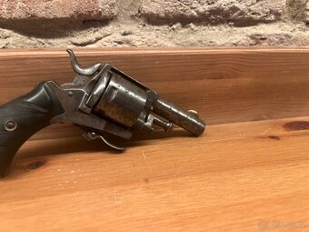 Historický revolver bulldog - 2