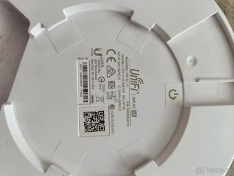 3x Ubiquiti UniFi UAP-AC-LR + 1x NanoSwitch - 2