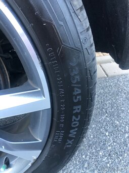 Prodám 2ks pneu Barum 235/45R20WXL - 2