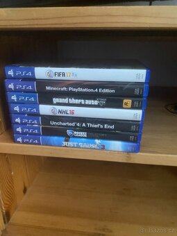 PlayStation 4 + 2 ovladače a hry - 2