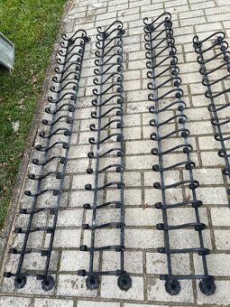 Okrasné zábrany na truhlíky na parapety - 2