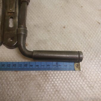 Staré kliky a štítky- kovové. - 2