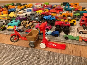 Auta a autíčka cca 150 ks  - 2