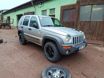Jeep Cherokee KJ 2,5 crd + dárce dílů - 2