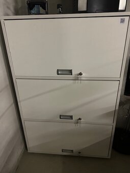 prodám skřínku s třemi zamykatelnými zónami . - 2