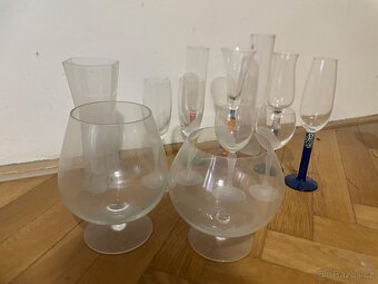Různé designové skleničky – mix tvarů a barev - 2