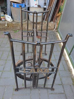Litinový podstavec od šicího stroje - 2