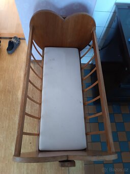 Dřevěná dětská kolébka - 2