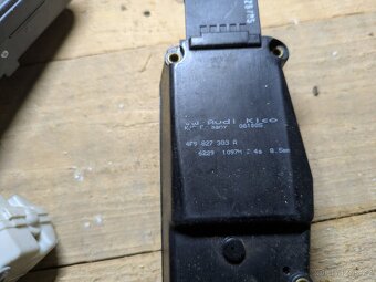 Audi A6 C6 zámek kufru - 2