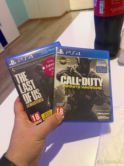 PlayStation 4 + 2 ovladače + 1 hra + kabeláž - 2