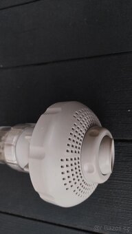 Tryska k bazénu. - 2