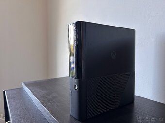 Xbox 360 + Kinect + 2 ovladače + 5 her - 2
