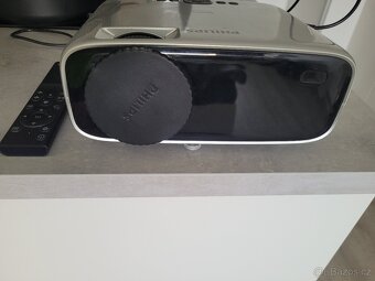 Projektor Philips a platno - 2