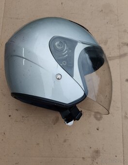 Přilba na motorku. - 2