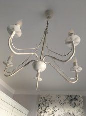 lustr na řetězu - 2