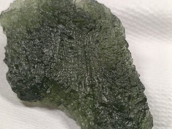 Vltavín z Chlumu 14,36 g , težkký krásný sbírkový + stojánek - 2