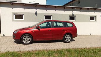 FORD FOCUS kombi 1.6i-74KW-benzín-GHIA - 2