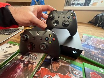 Xbox One X + 5 her + 2 originální ovladače - 2