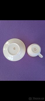Dva porcelánové zlatem vykládané šálky - 2