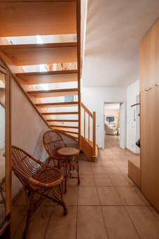 Dům s atmosférou, velkým pozemkem, garáží a terasou - 2