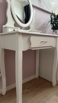 Kosmetický stolek - 2