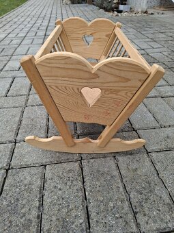 Dřevěná dětská postýlka pro panenky. - 2