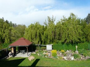 Stvolínky, rodinný dům, tři byty, garáž, zahrada. - 2