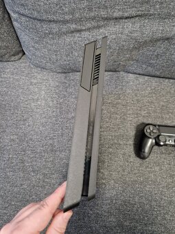 PS4 Slim + 2 ovladače - 2