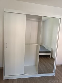 Prodám krásnou bílou skříň se zrcadlem – 180 × 60 × 215 cm - 2