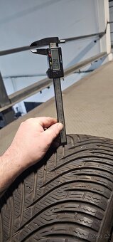 235/45 R18 98V - 2