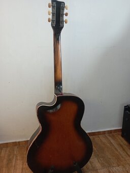 Kytara,, Gibson" s výřezem - 2