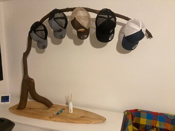 Věšák třeba na čapky. - 2