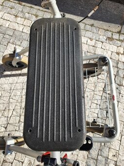 šedé seniorské chodítko se sedátkem - 2