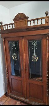 Starožitná skříň – krásná řezba, malovaná skla
- 2