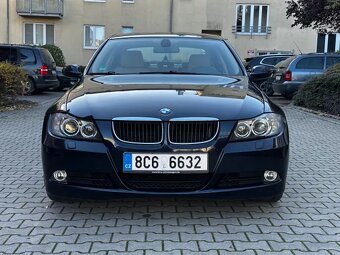 BMW E90 320i 110kW Xenony ALU R17 Tempomat El. tažné - 2