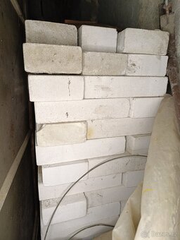 Nové bílé cihly nepoužité. - 2