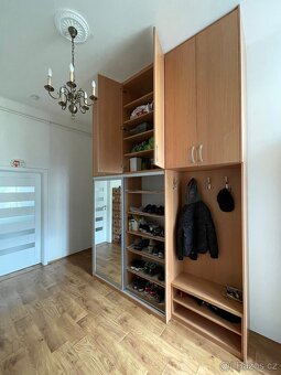 Skříň velká s posuv. zrcadlem a věšákem na kabáty - 2