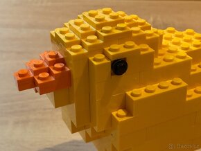 ORIGINÁLNÍ LEGO KUŘÁTKO (DEKORACE) - 2