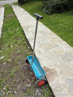 Secí stroj na trávu a hnojivo Univerzální ruční Gardena - 2
