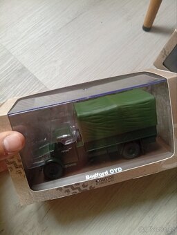 2 modely autíček 1:43 - 2