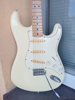 52 až 55 ročná vintage Maya Stratocaster (70. roky) - Japan - 2