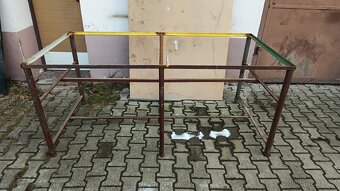 Dílensky velky stůl s deskou. - 2