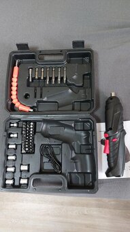 Aku šroubovák s příslušenstvím v kufříku. - 2