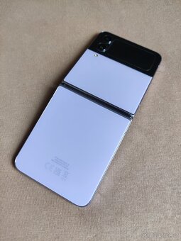 Samsung Galaxy Z Flip 4 - 2
