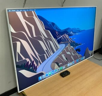 Samsung (QM65R) 65", 3840x2160 (UHD) LCD Monitor - 2